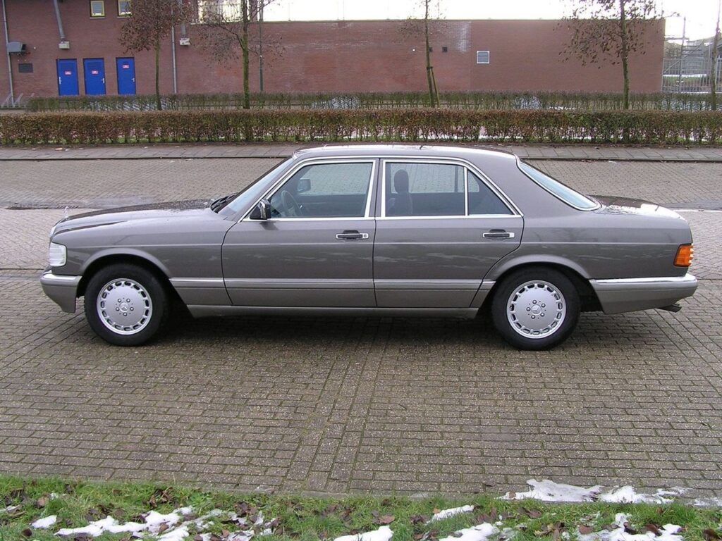 Gerestaureerde Mercedes-Benz W126 500 SE ‘Josje’ in DB 172 antraciet metallic.