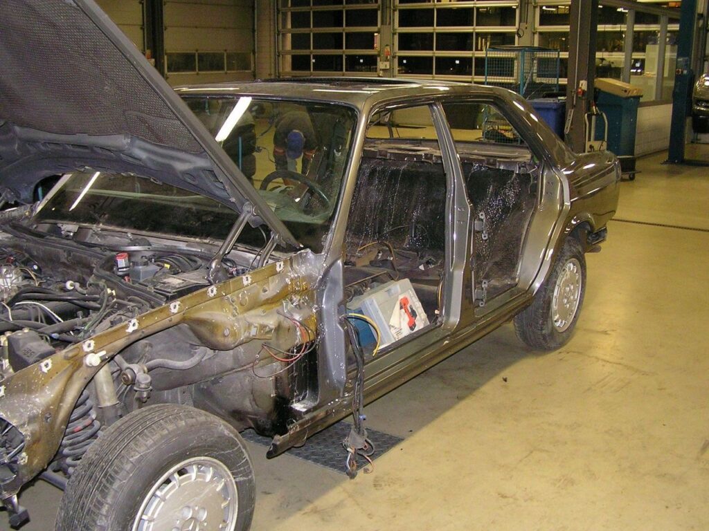 Carrosserie van Mercedes-Benz W126 500 SE tijdens de wederopbouw na herstelwerkzaamheden.