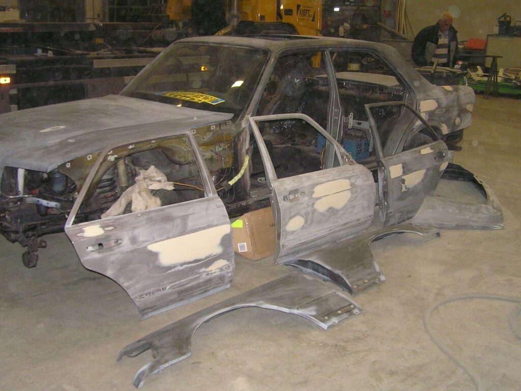 Mercedes-Benz W126 500 SE ‘Josje’ grotendeels gedemonteerd tijdens de carrosserierestauratie.