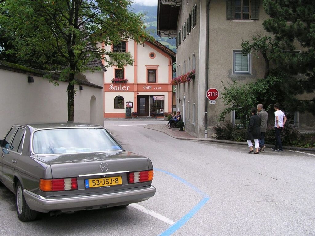 Mercedes-Benz W126 500 SE ‘Josje’ tijdens een reis in de bergen.