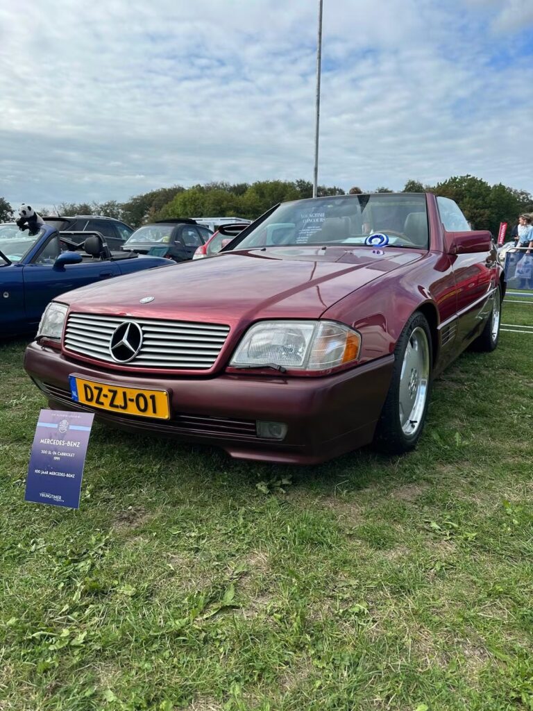 Mercedes-Benz 500 SL R129 van Frank de Clerck tijdens het Youngtimer Concours op Mariënwaerdt.